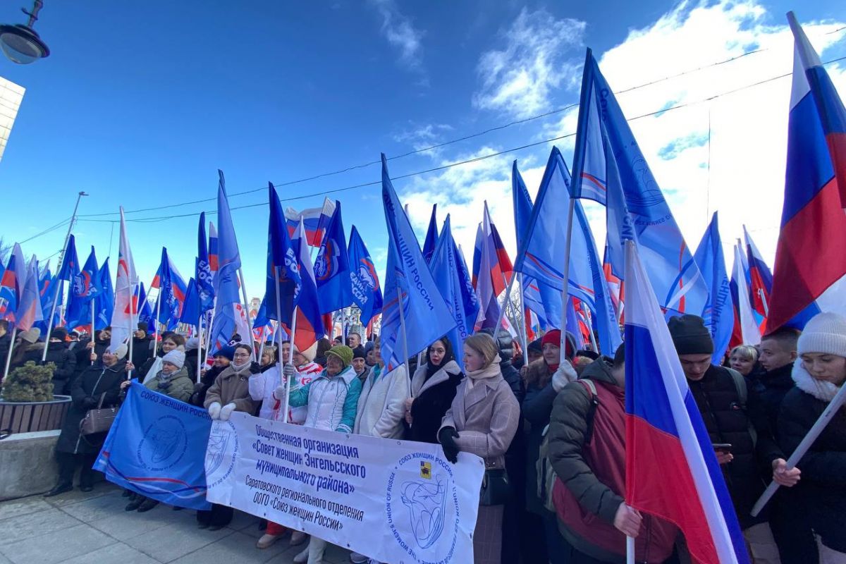 Вид сверху жена и муж лежат вместе в постели