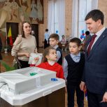Владимир Антонец проголосовал с семьей на выборах Президента