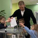 На избирательный участок — всей семьей: депутаты Госдумы и секретари реготделений «Единой России» голосуют на выборах Президента