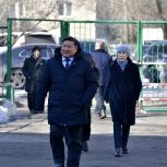 Секретарь РО Единой России Владислав Ховалыг вместе с супругой посетили избирательный участок, расположенный в гимназии № 5 города Кызыла