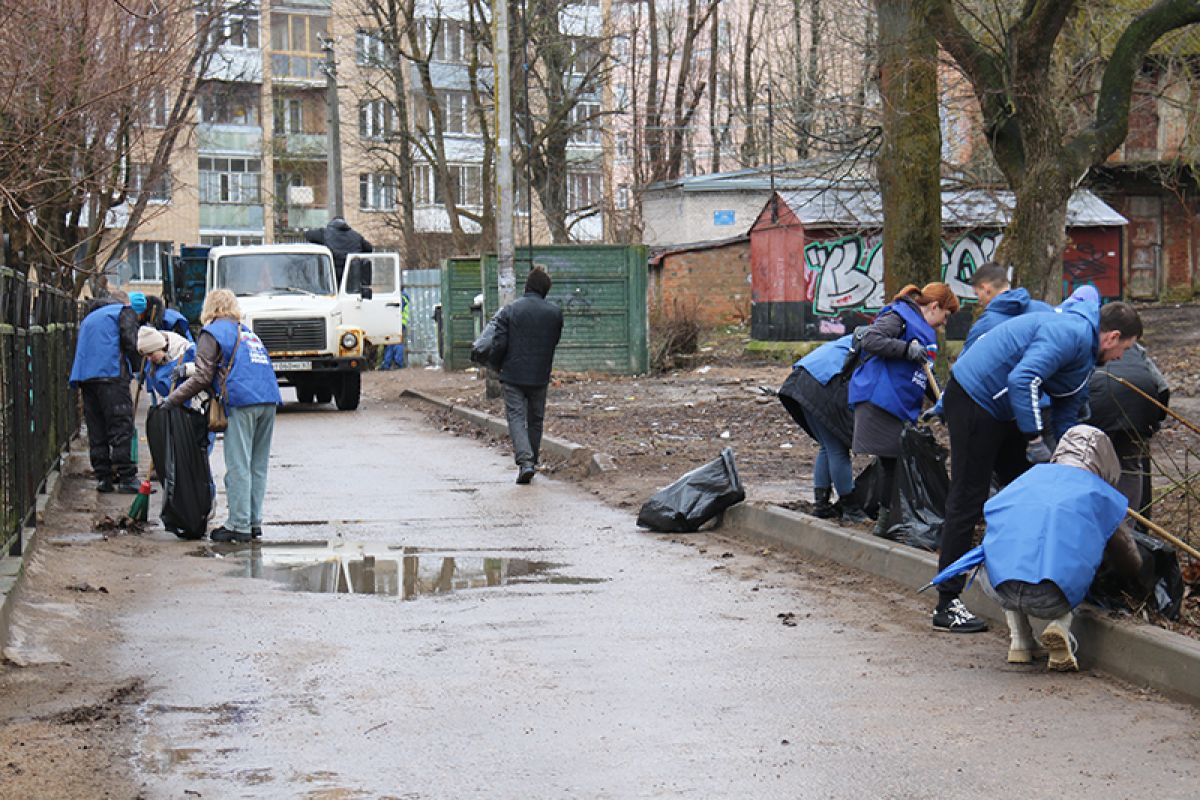 В Ленинском районе Смоленска прошел субботник