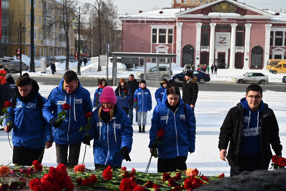 В Перми партийцы приняли участие в церемонии возложения цветов, посвященной Дню народного подвига по формированию Уральского добровольческого танкового корпуса в годы Великой Отечественной Войны