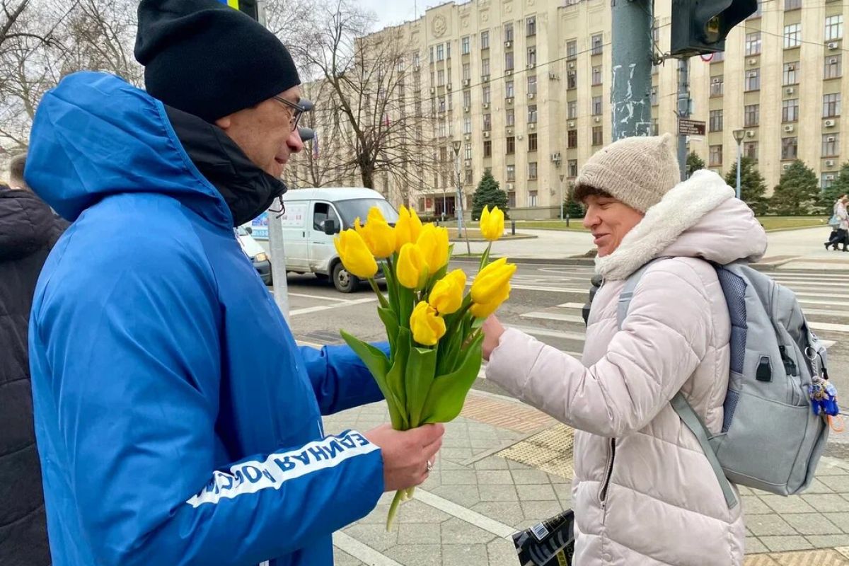 Краснодарские единороссы провели ежегодную акцию «Дарите женщинам цветы»