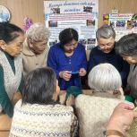 Теплая поддержка: активисты партпроекта «Старшее поколение» вяжут подшлемники для участников СВО