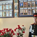 В Волжском открыли мемориальную доску и Парты Героя в память о погибших в ходе СВО волжанах