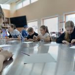 Северяне юного и серебряного возраста вместе изготовили белых журавликов
