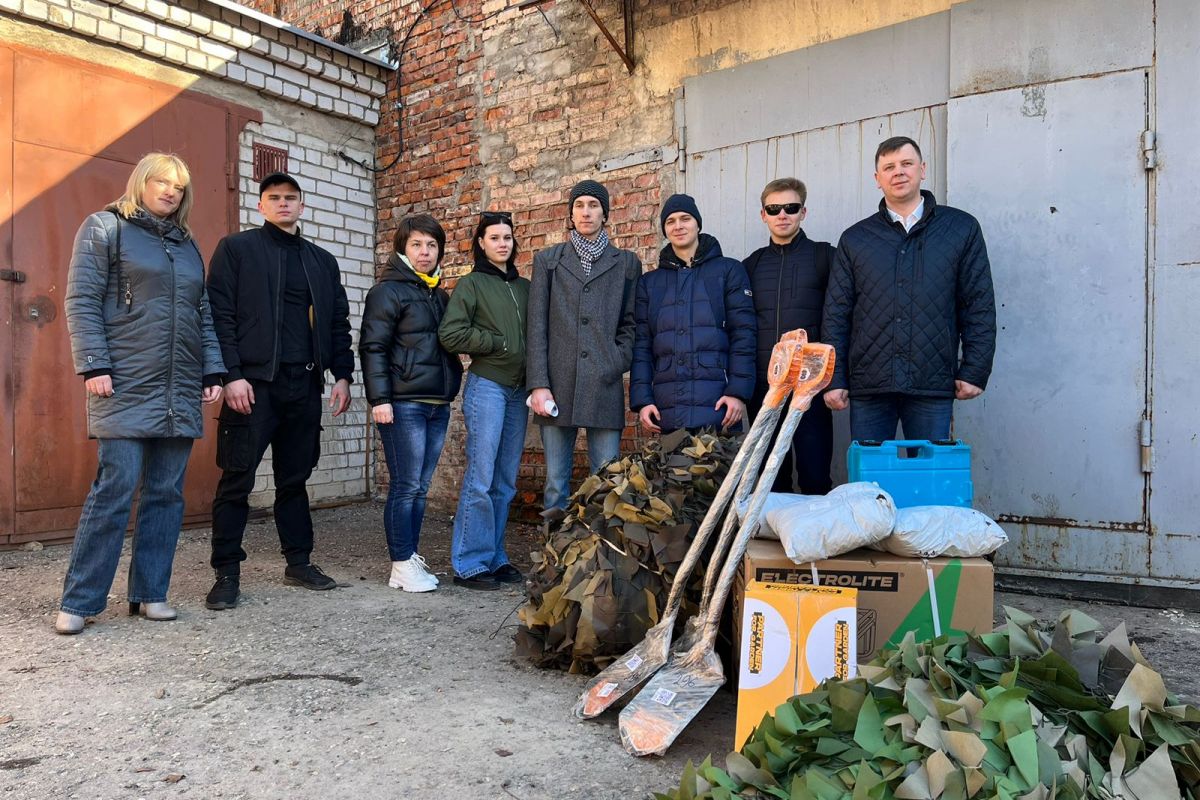 Преподаватели и студенты СмолГУ передали груз для военнослужащих в зоне СВО  через координатора проекта «Единой России» «Всё для фронта»