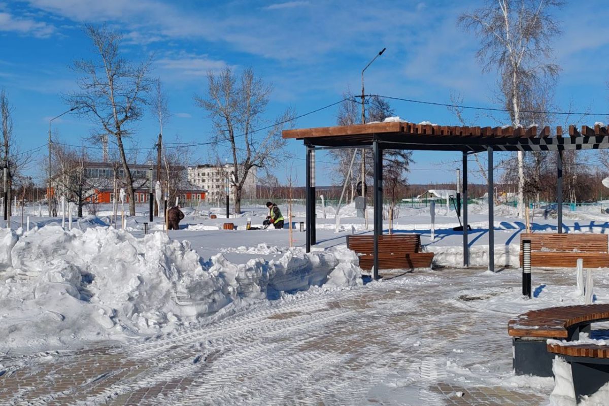 В Сеймчане продолжается активная уборка снега