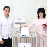 Церемония бракосочетания бойца СВО и надымчанки состоялась прямо на избирательном участке