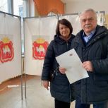 Депутаты Тракторозаводского района города Челябинска приходят на избирательные участки семьями