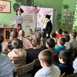 В селе Ставропольского края «Единая Россия» организовала познавательные библиотечные занятия для детей