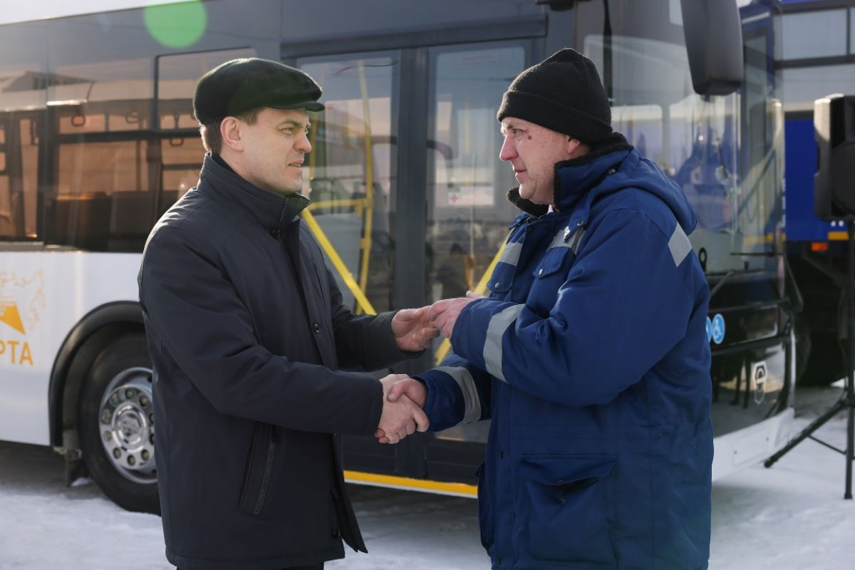 Михаил Котюков вручил ключи от автобусов автотранспортным предприятиям края