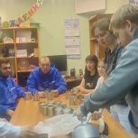 Единороссами и волонтерами подготовлены окопные свечи для очередного гуманитарного груза
