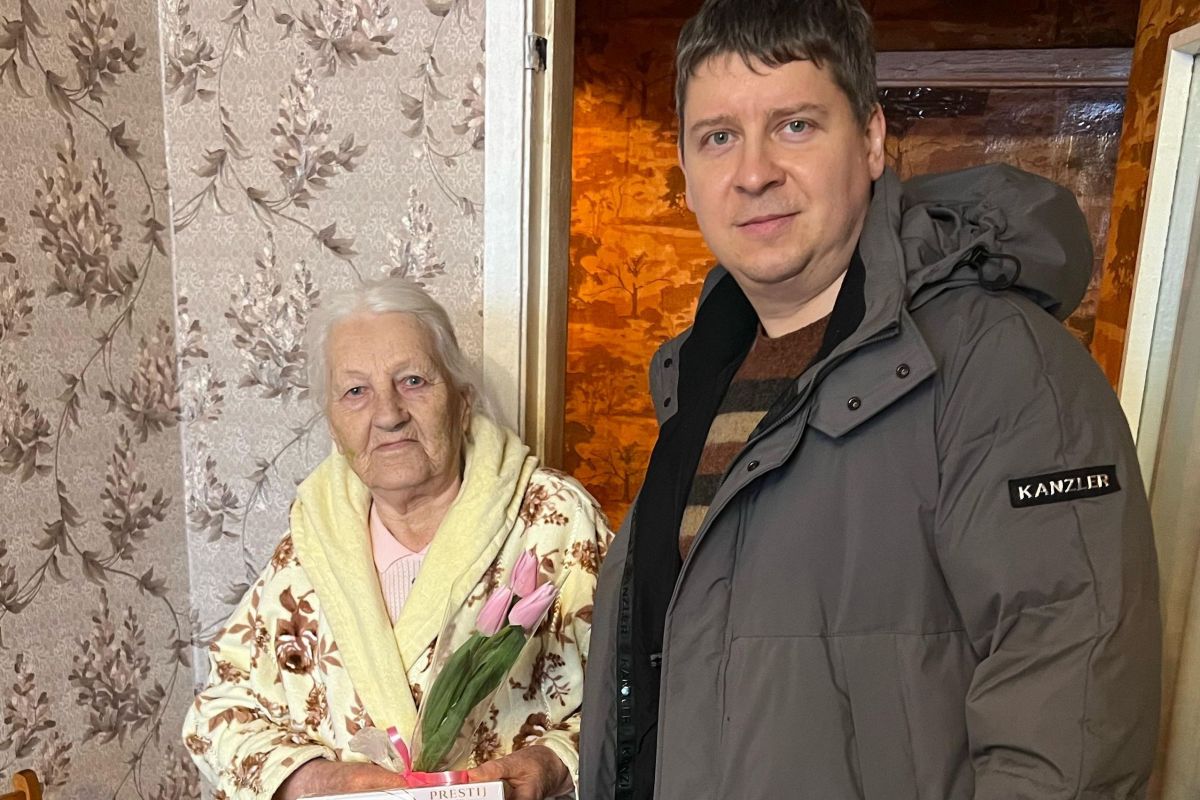 Депутат «Единой России» Альберт Мальцев помог старейшему жителю города отремонтировать квартиру