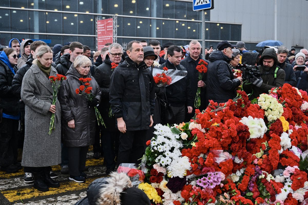 Депутаты Мособлдумы возложили цветы к стихийному мемориалу у «Крокус сити  холла» | 24.03.2024 | Подмосковье - БезФормата