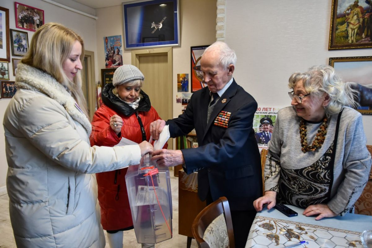 Тульский ветеран-летчик Николай Кульпов проголосовал на дому | 15.03.2024 |  Тула - БезФормата