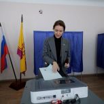 Алена Аршинова проголосовала на избирательном участке в Чебоксарах