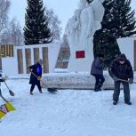 В Кузбассе активисты «Единой России» очистили от снега памятник