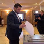 Глава Енакиево Роман Храменков проголосовал на выборах Президента