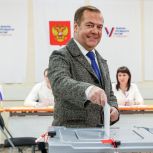 Дмитрий Медведев вместе с супругой проголосовал на выборах Президента