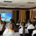 «Единая Россия» организовала кинопоказ для студентов колледжа в Иркутске