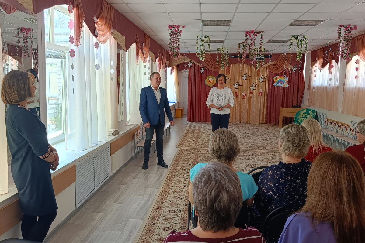 Денис Желиховский поздравил с 8 марта женщин-руководителей и сотрудниц детских садов и школ своего округа