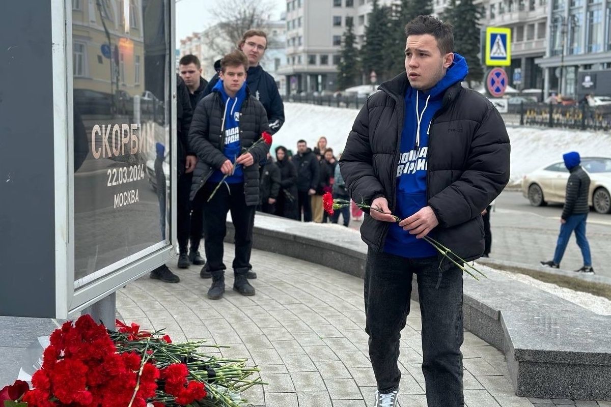 Нижегородцы несут цветы к мемориалу в память погибших в теракте в  Подмосковье | 23.03.2024 | Нижний Новгород - БезФормата