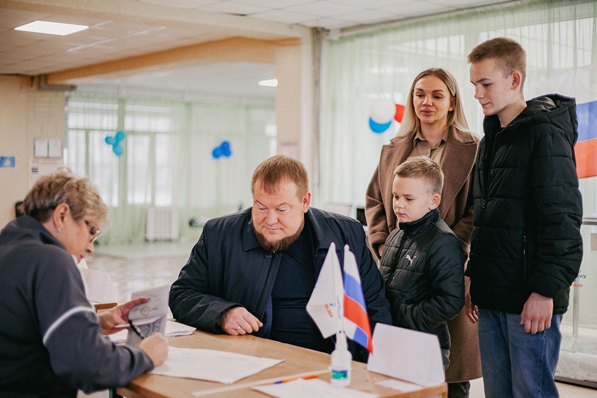 Денис Колесников: Мы должны стать примером для наших детей | 17.03.2024 |  Луганск - БезФормата