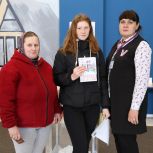 В Алексеевском районе многодетная мама впервые привела старшую дочь на голосование