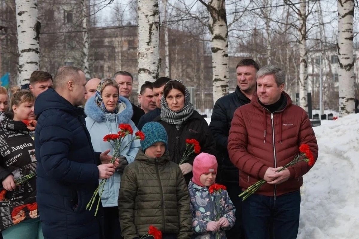 На площади Памяти в Архангельске возложили цветы к стихийному мемориалу |  23.03.2024 | Архангельск - БезФормата