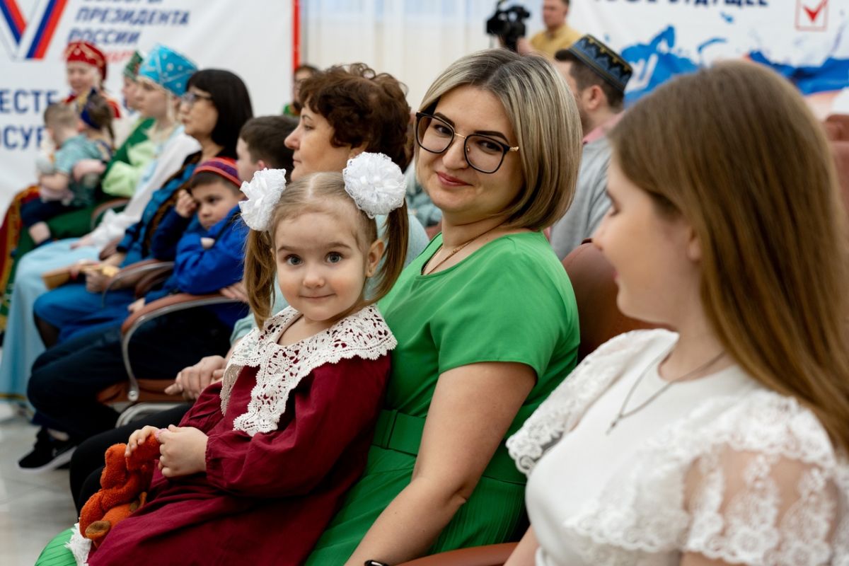 В Нягани партийцы подвели итоги фотоконкурса «Всей семьёй в Новый год!»