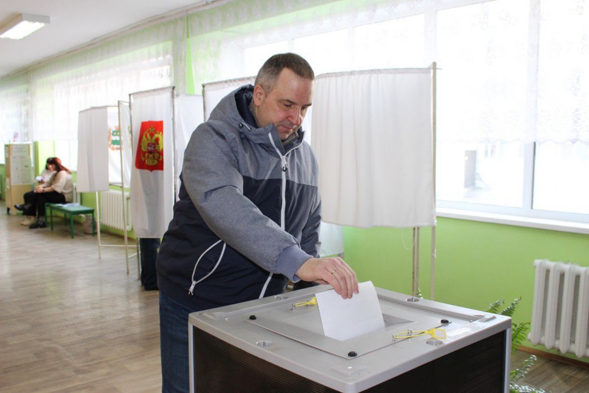 часы 18:00. часы 10:00. 10. надпись 10. время 10:00.