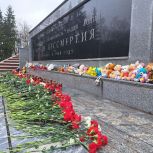 На Кургане Бессмертия брянцы с утра возлагают цветы к стихийному мемориалу жертвам теракта в Подмосковье
