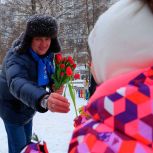 8 марта «Единая Россия» подарила весеннее настроение женщинам по всей Коми