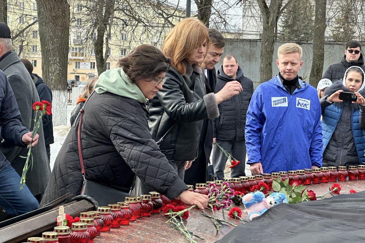 Сотни кировчан несут цветы к мемориалу жертвам теракта в Москве