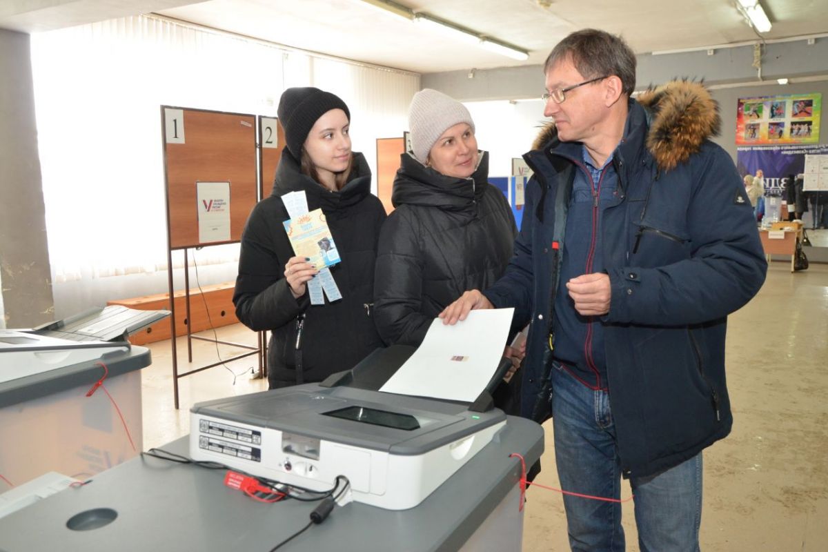 в Омской области к 18:00 второго дня выборов Президента проголосовали 800  тысяч избирателей