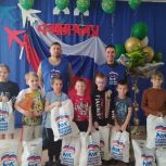 В Новокузнецке единороссы передали одежду и игрушки воспитанникам социально-реабилитационного центра