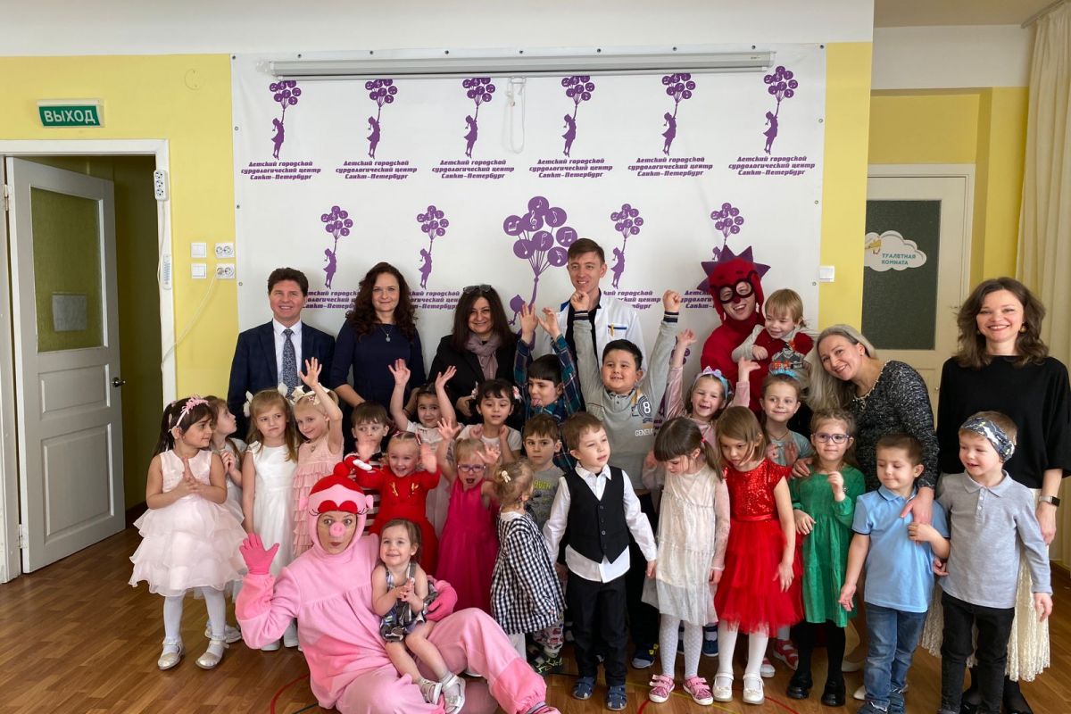 «Это маленькая часть будущего успеха»: в Петербурге общественники организовали праздник для маленьких пациентов сурдологического центра