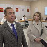 Дмитрий Медведев вместе с супругой проголосовал на выборах Президента