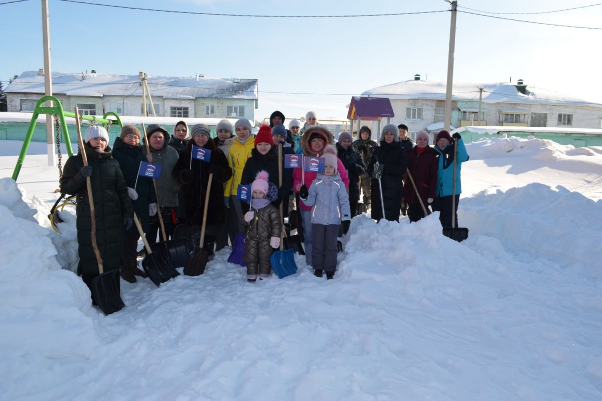 В Аскинском районе активисты расчистили детскую площадку от снега |  04.03.2024 | Новости Уфы - БезФормата