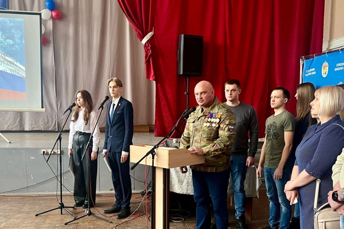 В кировской школе №20 открыли Парту Героя