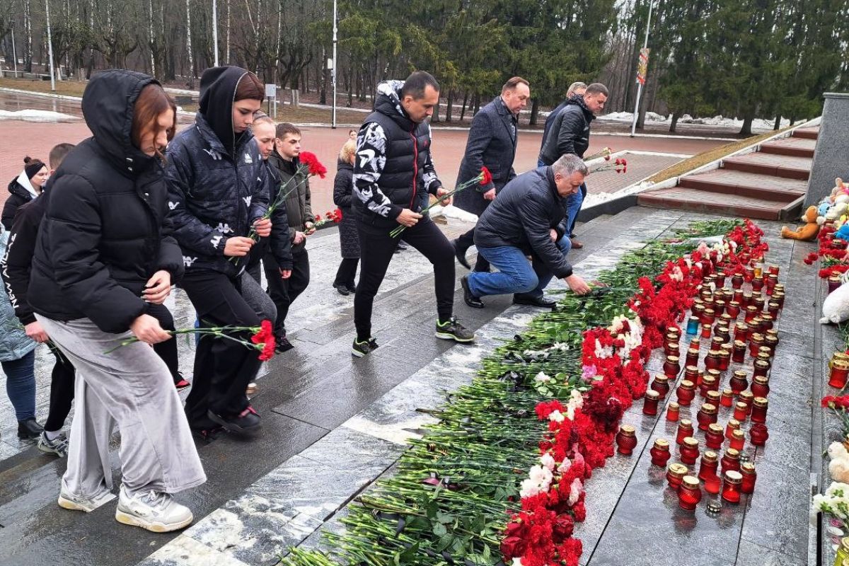 На Кургане Бессмертия брянцы с утра возлагают цветы к стихийному мемориалу  жертвам теракта в Подмосковье