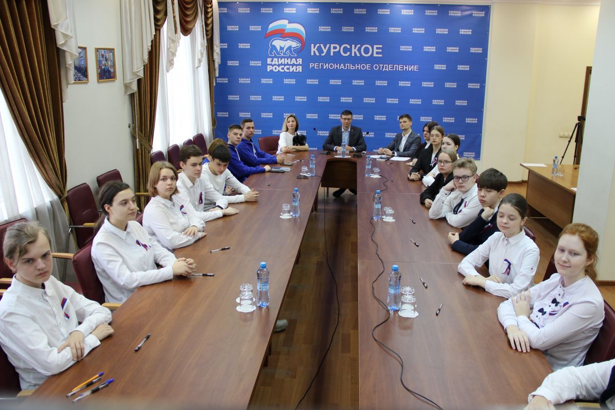 Единороссы организовали для школьников региона викторину на знание истории «Русской весны»