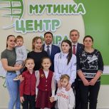 Андрей Артюхов в Омутинском районе поздравил с 8 Марта жен участников СВО