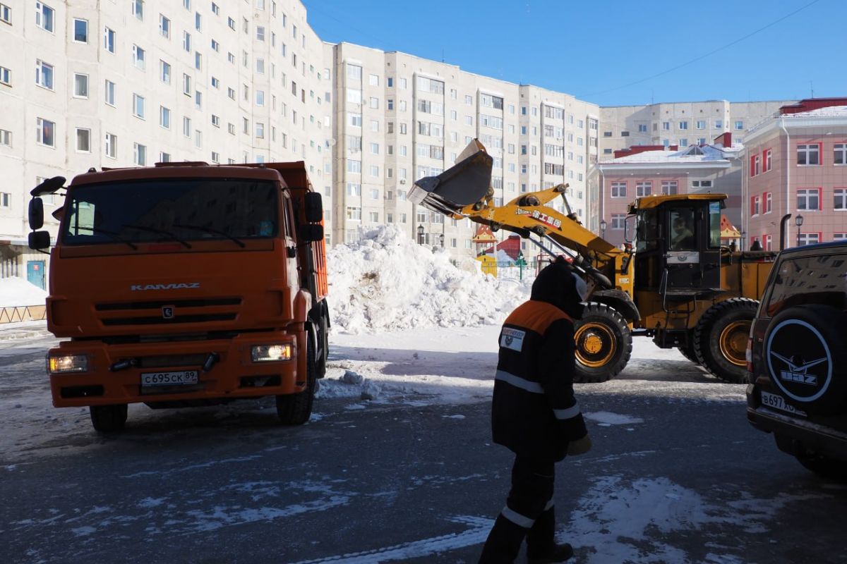 Очистка надымских дорог от снега на контроле у общественников