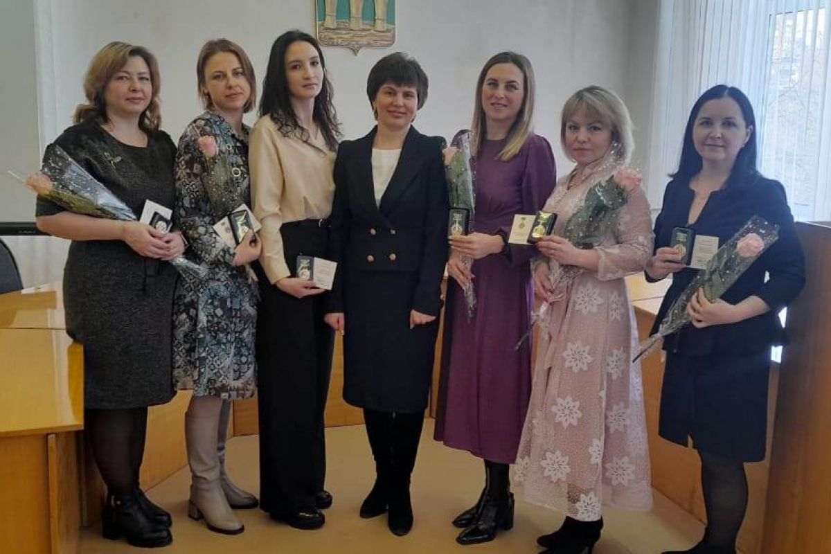 Многодетным мамам Ленинского района вручены медали «Материнская доблесть» III степени
