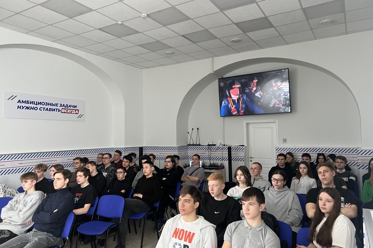 Оренбургским студентам показали кино об известных спортсменах России