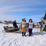 Встречали блинами и песнями - провожали хороводом: в Большой Черниговке голосуют всем селом