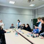 В Омске активисты партпроекта «Женское движение Единой России» провели мастер-класс по изготовлению браслетов для бойцов СВО