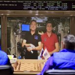 «Единая Россия» организовала шахматный турнир Сергея Карякина с космонавтами на МКС